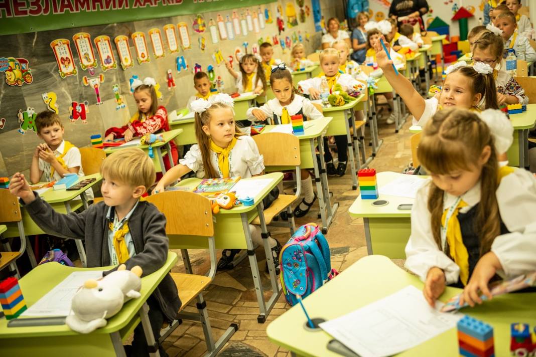 Füze saldırılarının gölgesinde yeni eğitim yılı: Ukrayna'da ilk ders zili metroda çaldı 9